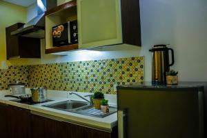 纳苏格布Pico de Loro Hamilo Coast w/FREE KAYAK的厨房配有水槽和台面