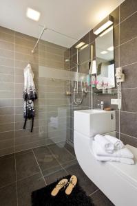 塞尔布Hotel & Restaurant Rosenthal Casino的浴室配有盥洗盆和带镜子的淋浴