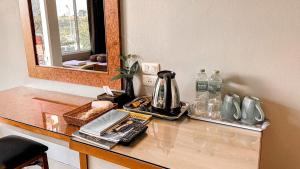 Ban Pa Yang塔昌K2酒店的一个带咖啡壶和镜子的台面