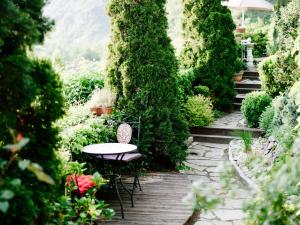 杜伦斯坦施洛斯迪恩施泰因酒店的花园内带桌椅的庭院