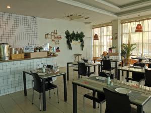 瓜拉比拉Melang Inn的一间在房间内配有桌椅的餐厅