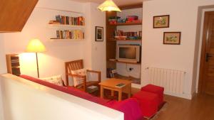 VillarCasa Narzana的客厅配有红色沙发和电视