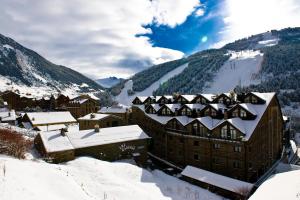 索尔德乌Hotel Himàlaia Soldeu的雪覆盖的山间度假村