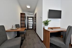 乔左维尔考普尔斯基Hotel Terminal的办公室设有两张桌子和一台墙上的电视
