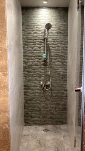 埃里温阿勒珀酒店的带淋浴的浴室