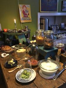 SkinnskattebergBaggå Skola BnB & Café的木桌上带食物的厨房台