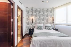 马德里马德里出租公寓的一间卧室设有一张大床和一面墙