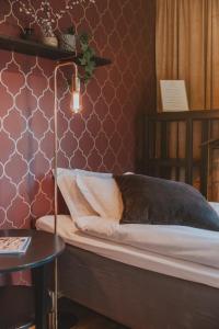 巴斯塔德Bjäre Golfklubb Hotel & Lodge的一间卧室配有一张床和一张带台灯的桌子