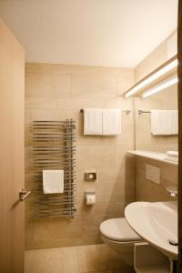 阿德尔博登阿德勒阿德尔博登酒店的浴室配有卫生间、水槽和毛巾。