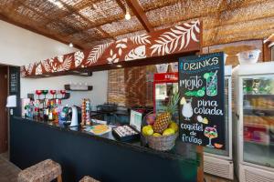 莫罗圣保罗普萨达巴伊亚巴坎纳旅馆的一个带水果台的柜台的餐厅