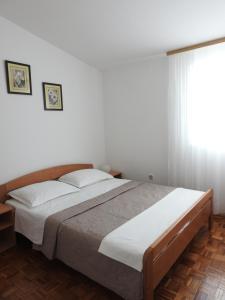 波弗加纳House Sušec的一间卧室设有一张大床和窗户