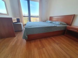 阳光海滩Apartment Ashton Hall - Sonnenstrand – Ost的一间卧室设有一张床和一个大窗户