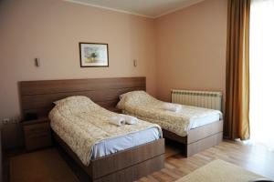晶丽嘉尼酒店客房内的一张或多张床位
