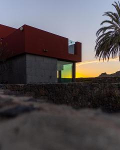 萨洛夫雷Salobre Golf Villa 3 Premium的一座红色屋顶和石墙的房子