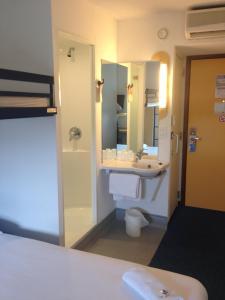 纽波特纽波特宜必思快捷酒店的一间带水槽和镜子的浴室