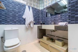 韦尔瓦Lujo a tu alcance con spa y garaje pleno centro的一间带卫生间、水槽和镜子的浴室