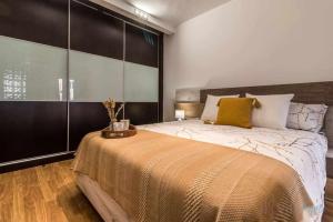 韦尔瓦Lujo a tu alcance con spa y garaje pleno centro的一间卧室配有一张带黄色枕头的大床