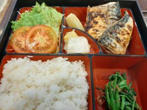 顺安Phạm Vân Sakura Hotel的包括米饭和蔬菜的便当午餐盒