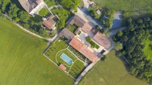 纳托Borgo di Drugolo的享有带游泳池的别墅的顶部景致
