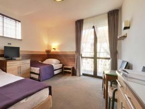 梅尔诺Willa Focus的酒店客房设有两张床和窗户。