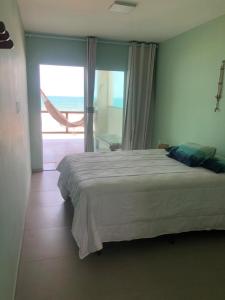 贝贝里比Tabubinha Paradise的一间卧室设有一张床,享有海景