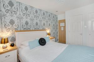 托基特里劳妮酒店的一间卧室配有一张带蓝色枕头的床