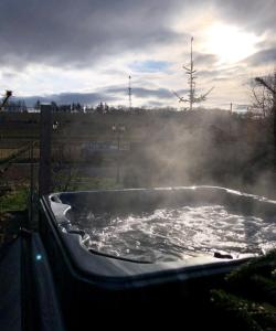 库多瓦-兹德鲁伊Dom Tkacki的热水浴池中蒸汽从里面出来