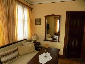 科普里夫什迪察多纳旅馆 - 骑马的带沙发和镜子的客厅
