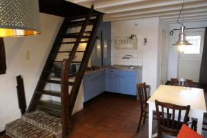塞弗讷姆Bergerhof de Stal的一间厨房,内设木制螺旋楼梯