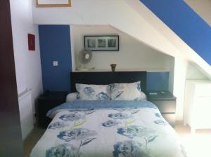 安锡萨沃酒店的一间卧室配有蓝色和白色床单