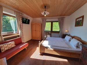 乌滕多夫Apartments Teglbauernhof, Hütte, Chalet, Mobilheim, Appartement, Ferienwohnung, Pension, Urlaub的一间卧室配有一张大床和一张沙发