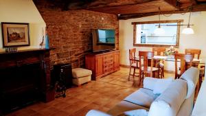 萨里亚La Casona de Sarria的客厅配有沙发和桌子