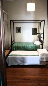 坦迪尔Casa Chacabuco Tandil的一间卧室,配有两张床