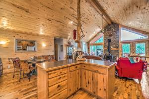 鲁伊多索High Lonesome Ruidoso Cabin Deck and Mtn Views!的小木屋设有厨房和用餐室