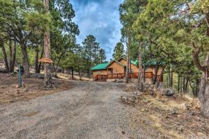 鲁伊多索High Lonesome Ruidoso Cabin Deck and Mtn Views!的相册照片