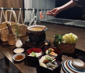 考索Tanoshi Glamping In Khao Sok的餐桌上放着一碗食物和一碗汤