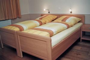 奥斯塔泰弗兰克酒店的一张大木床,上面有两张盖子