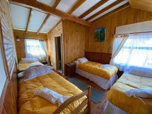 安库德伊斯拉玛吉卡假日公园的一间卧室,配有三张床