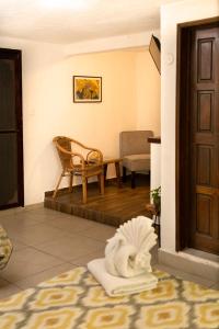 莫雷洛斯港阿马尔酒店的一间设有门、椅子和雕像的房间