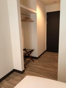桃园市福昇商旅的走廊设有黑色的门和木地板