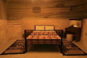 格雷梅DIADEM CAPPADOCIA GUEST HOUSE & HOSTEL的卧室配有一张床