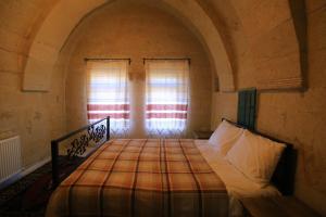 格雷梅DIADEM CAPPADOCIA GUEST HOUSE & HOSTEL的一间设有床铺的卧室,位于带窗户的房间内