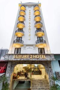 Ðại DínhTỪ SƠN LUXURY 2 HOTEL的上面标有酒店标志的酒店大楼