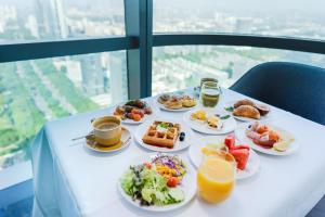 深圳深圳深铁皇冠假日酒店的餐桌,早餐盘和饮料