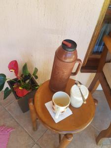 新彼得罗波利斯QUARTO Jardim da Serra的咖啡壶和桌上的咖啡