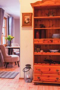 别尔斯克-比亚拉Sielankowy domek w górach的客厅配有木制橱柜和桌子