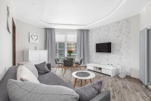 什切青PREMIUM Apartments Bandurskiego的客厅配有沙发和桌子