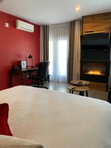 罗登Rawdon Golf Resort的酒店客房配有一张床和一个壁炉。
