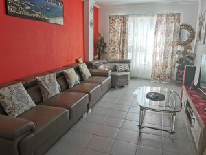 加尔达尔Habitación con baño privado的客厅配有沙发和桌子