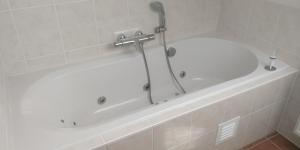 DurnalLe bordon的浴室设有带淋浴的白色浴缸。